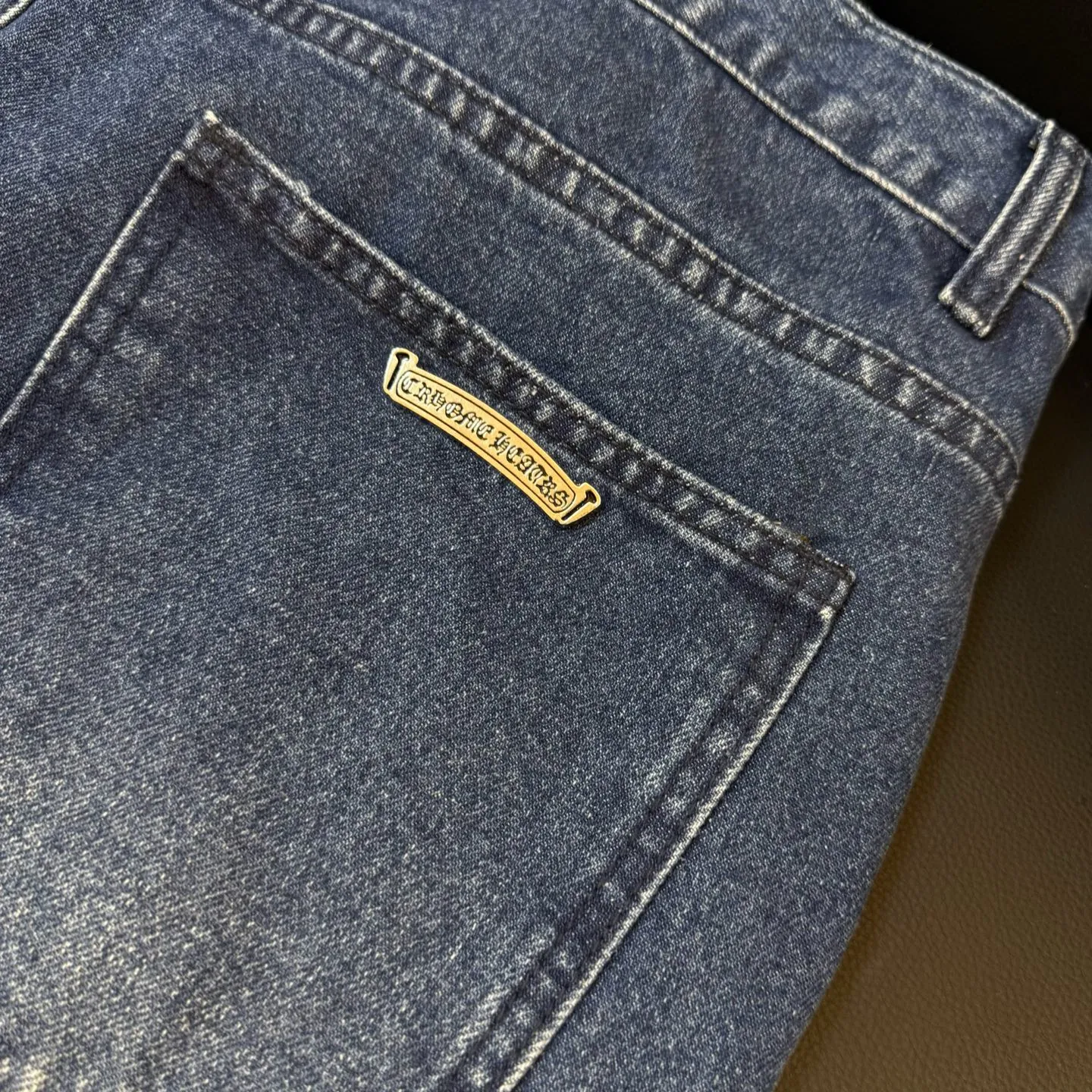 P280 Style number: D341 ChromeHearts Chrome washed blue contrasting leather patch straight pants ceiling-level jeans, a pair is hard to find at the counter‼ ️About Zangyin✅This is an extremely luxurious fashion brand that can also be called the aristocracy of the high street. It has always been an exclusive brand for some hipsters or rich second generations. The color of this model is already very eye-catching by using a unique washed material. It is decorated with pink patch cross flowers, which cleverly highlights the charm of the brand. Secondly, this model adopts a classic high-waist cut design, which highlights the long legs and fashionable temperament of the upper body. The brand is highly recognizable and the slim-fitting configuration is more suitable for daily wear. The personality will be fashionable and the specifications can be seen at a glance. Materials and technology ✅ Needless to say, this point goes without saying. As an excellent craftsman brand, Zangyin's requirements for details and craftsmanship are really perfect. The washed color of this model has gone through a lot of processes, not to mention the embellishment of the denim appliqués. It is also purely handmade and sewn. Just like what they believe in, only handmade things have soul and have the meaning of wearing. A top-notch heavy-duty fashionable denim item, recommended by both hands‼ ️ Size: 28, 30, 32, 34, 36 (S-XXL) Color: black Size reference: Pants length 100 102 104 106 106 Waist 72 76 80 84 88 Recommended weight S (about 110 pounds) M (about 140 pounds) L (about 140 pounds) XL (about 165) XXL (about 185)